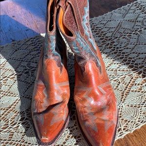 Women’s rare embroidered 8 Frye western boot